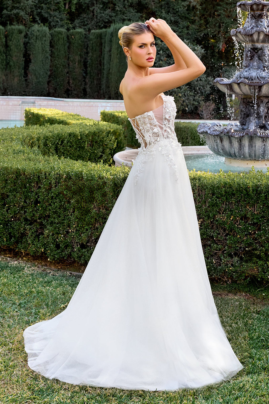 April Scoop Neck Ball Gown with Floral Appliqu¨¦ - Off White