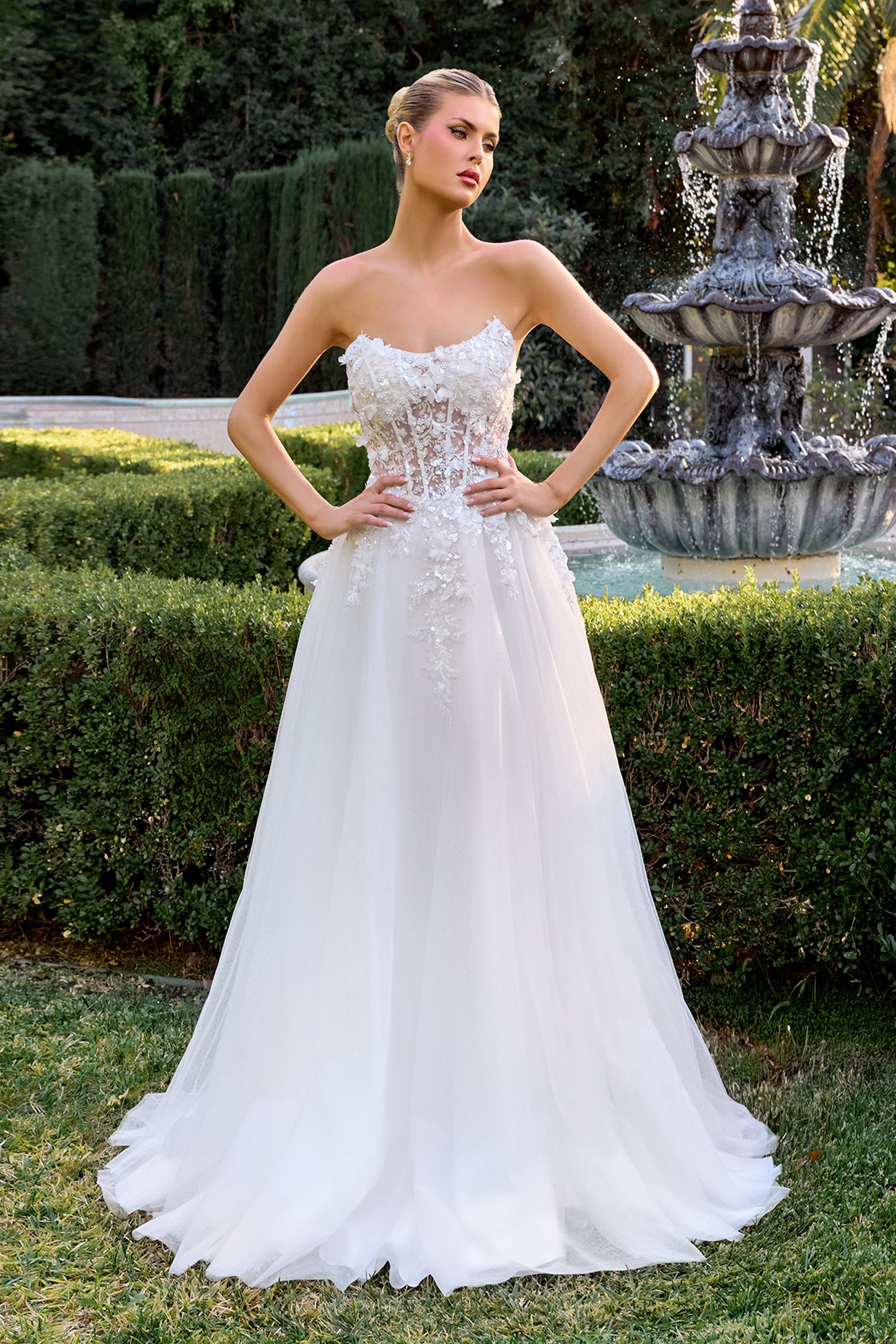 April Scoop Neck Ball Gown with Floral Appliqu¨¦ - Off White